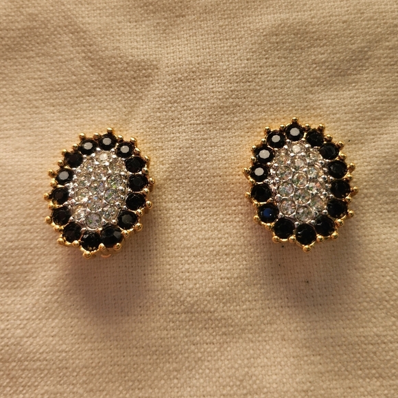 NINA RICCI - Golden metal clip on earrings black rhinestones - Picture 2 of 15